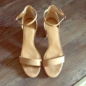 Low heel, strappy sandals 👡